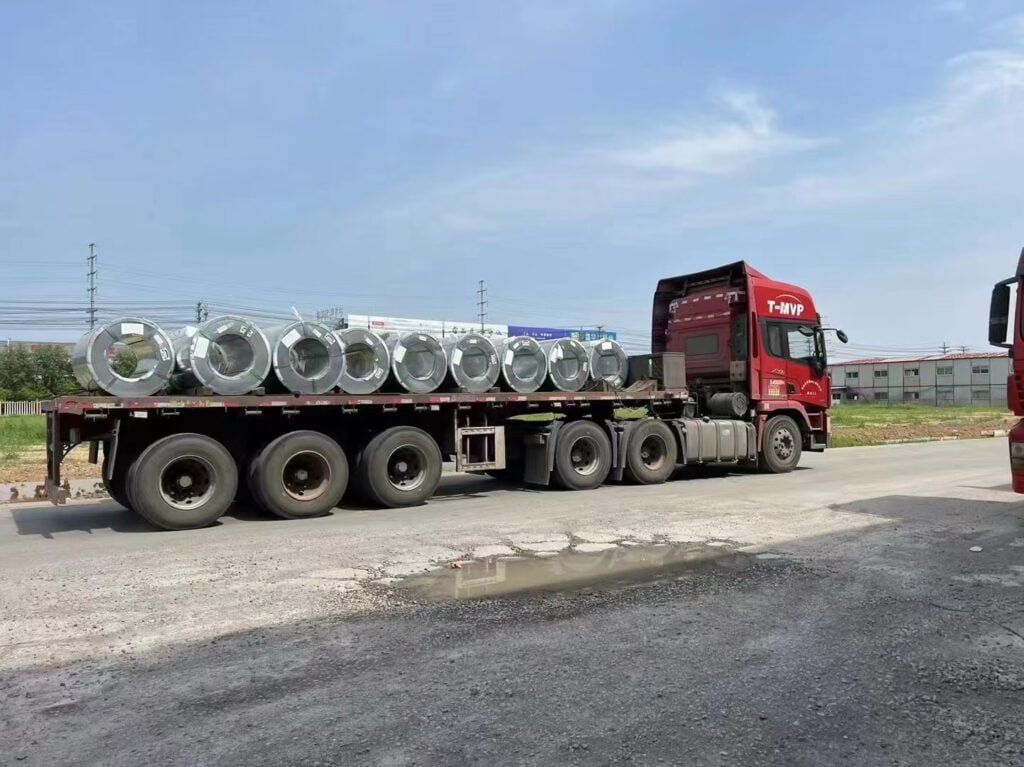 Hengzesteel fā wǎng guīyǎnà 227 dūn dù xīn gāng zài dāngqián quánqiú hángyùn zīyuán jǐnzhāng de dà huánjìng xià, yī zōngzhòng dá 227 dūn de gāngcái huòwù chénggōng cóng qīngdǎo gǎngkǒu chūfā, shǐ xiàng nán měizhōu de guīyǎnà. Zhè biāozhìzhe jíbiàn miànlín wú chuán kěyòng de kùnjìng, yītuō qiángdà dì hǎiyùn hézuò huǒbàn wǎngluò,hengze steel group réng néng quèbǎo zhòngyào wùzī de jíshí yùnshū. Miàn duì quánqiú fànwéi nèi chuánbó duǎnquē de xiànzhuàng, wǒmen tōngguò yǔ duō jiā hǎiyùn gōngsī de jǐnmì hézuò, zuìzhōng suǒdìng yī sōu kěkào de huòlún, bìng shùnlì wánchéng zhuāng chuán gōngzuò. Zhè pī gāngcái shì guīyǎnà jiànshè xiàngmù dì jíxū cáiliào, yóuyú guīyǎnà de chù piānyuǎn, hǎiyùn shì wéiyī kěxíng de dàzōng huòwù yùnshū fāngshì. Yīncǐ, quèbǎo huòwù nénggòu ānquán, zhǔnshí dàodá duì xiàngmù jìndù zhì guān zhòngyào. Hángyùn shìchǎng de bù quèdìng xìng jiājùle wùliú chéngběn, yě shǐdé fā huò jìhuà biàn dé gèngjiā fùzá. Dàn wǒmen réngrán píngjiè fēngfù de hángyè jīngyàn hé línghuó de cèlüè tiáozhěng, yǒuxiào yìngduìle zhè yī biànjú. Wèile kèfú fā huò nántí, wǒmen tíqián guīhuà, hái jījí yǔ hǎiyùn hézuò huǒbàn gōutōng xiétiáo, lìqiú zài bǎozhèng yùnshū xiàolǜ de tóngshí, zuìdà chéngdù jiàngdī chéngběn hé fēngxiǎn. Cǐwài, gōngsī hái cǎiyòngle xiānjìn de huòwù zhuīzōng xìtǒng, quèbǎo zài yùnshū guòchéng zhōng shíshí jiānkòng huòwù zhuàngtài, wèi kèhù tígōng gèng wèi zhōudào de fúwù. 展开 437 / 5,000 Hengzesteel sent 227 tons of galvanized steel to Guyana